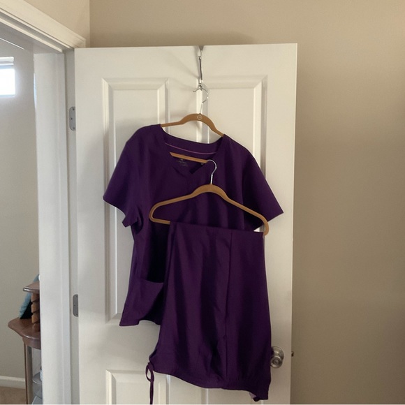Purples scrubs - Picture 2 of 2